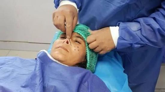 ▲ 初步手术后的扎尔卡 /图源：BBC