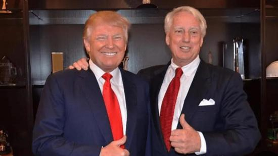  ·罗伯特（右）与特朗普