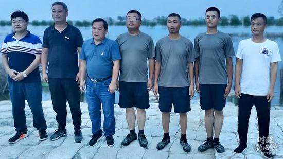 △王朝阳（右二）和袁胜洋（右四）是水上巡逻队成员。到19日，他们已经在水上整整工作了一个月。（总台央视记者范凯拍摄）&nbsp;