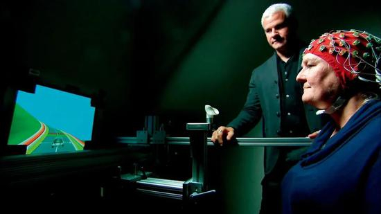  游戏《神经赛车手》通过让玩家在同一时间完成多项任务来达到大脑训练的目的。