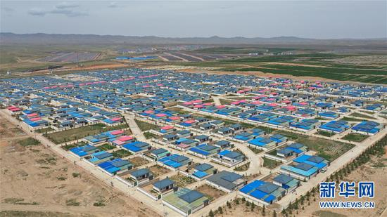 甘肃省武威市天祝藏族自治县松山镇的一处易地移民搬迁安置点（8月2日摄，无人机照片）。新华社记者 陈斌 摄