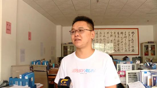 　　广西演艺江南学院招生办老师 乔长城：我不理解孩子是怎么想的，因为这个每年4000多块钱的补助，然后呢他自己不想要，我是替他家长惋惜