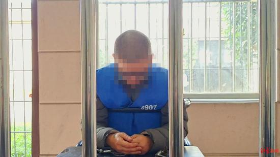 ↑说起吃霸王餐的事，王灿低了头