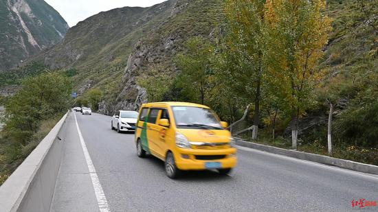 　现场车道较窄，且路边没有护栏