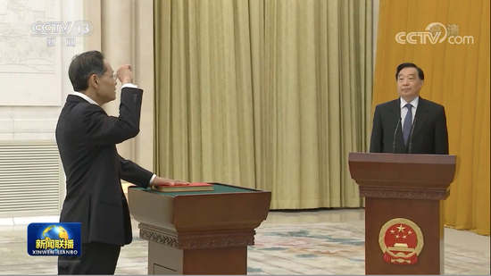 　　△十三届全国人大常委会举行宪法宣誓仪式，全国人大常委会副委员长王晨主持并监誓。图为陈武进行宪法宣誓