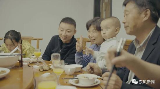  姚策与亲生父母吃饭