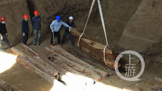 　　▲血渭一号大墓从上到下，每隔1米左右都用柏木横穿墓葬，相传共设9层，于是有了“九层妖楼”之称。图片来源/新华社