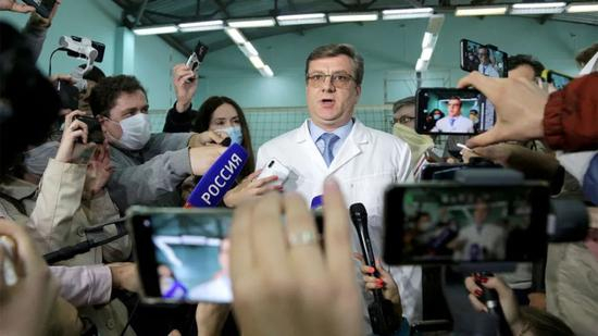  ·事件发生后，媒体聚集到纳瓦尼接受紧急救助的位于鄂木斯克的医院。