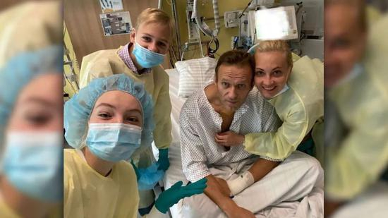  ·9月15日，纳瓦尼晒出自己在德国医院的照片。