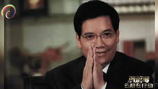 秦光荣大搞封建迷信活动。