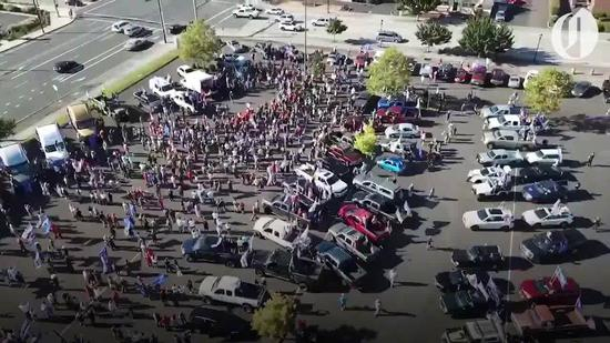 ↑2020年8月，特朗普大批支持者在波特兰与BLM运动发生冲突