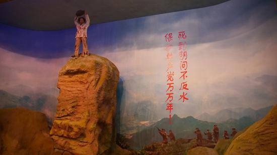图为兴国革命烈士纪念馆展示厅内，江善忠烈士跳崖时的雕像。（新华社记者黄和逊2月2日摄）