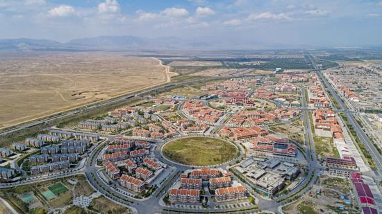 这是2019年9月3日拍摄的宁夏银川市永宁县闽宁镇新镇建设全景（无人机照片）。新华社记者 王鹏 摄