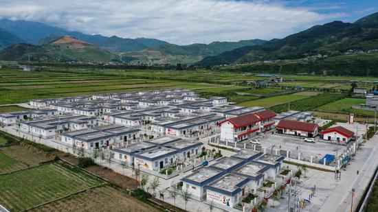 这是2020年9月7日在四川省凉山彝族自治州越西县拍摄的易地扶贫搬迁安置点河西呷多新村（无人机照片）。新华社记者 王曦 摄