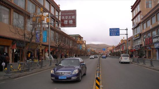 理塘在甘孜腹地，海拔4014米，常住人口不到8万人。&nbsp;&nbsp;澎湃新闻记者 赵志远 图