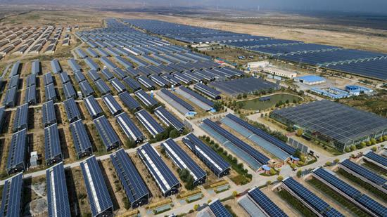 俯瞰宁夏银川市永宁县闽宁镇原隆村的光伏大棚（无人机照片，2019年9月3日摄）。（新华社记者 王鹏 摄）