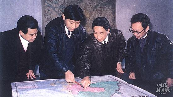 △1991年12月，习近平与同事讨论福州市战略规划设想。