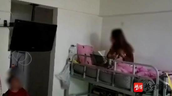  图网传男宿管与宿舍内女生发生争吵