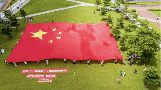  2020年6月25日，市民在香港添马公园展示巨幅国旗