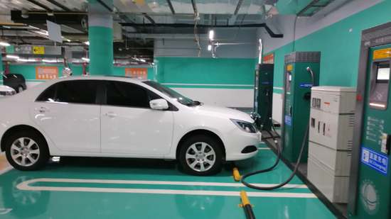  北京西站地下停车场里，电动车在充电