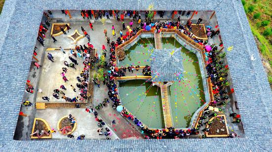 △广西河池，环江毛南族自治县村民庆丰收。（图/视觉中国）