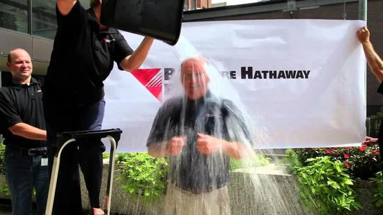  ·阿贝尔接受冰桶挑战。