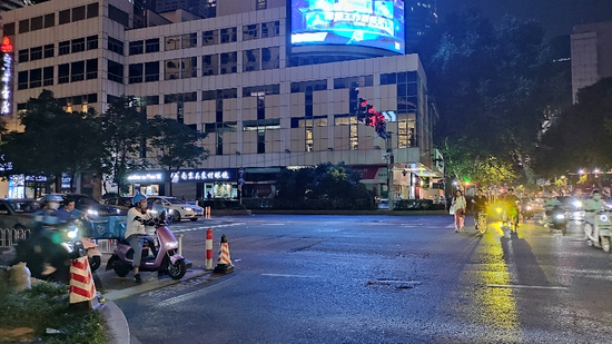  ▲洪武路和中山东路交叉口， 胖哥在此与行凶者搏斗并被刺伤&nbsp; &nbsp;图/武汉晨报记者 陈伟