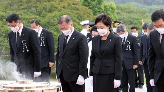 &nbsp;·6月6日，文在寅（前排左二）出席显忠日纪念仪式。