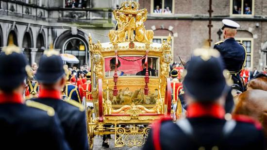·国王威廉-亚历山大和王后马克西玛乘坐黄金马车出行。