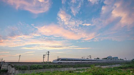 ▲&nbsp;柳南客专上风驰电掣的复兴号。兰炳侣&nbsp;摄&nbsp;