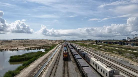 ▲&nbsp;西部陆海新通道货运班列。徐志雁&nbsp;摄
