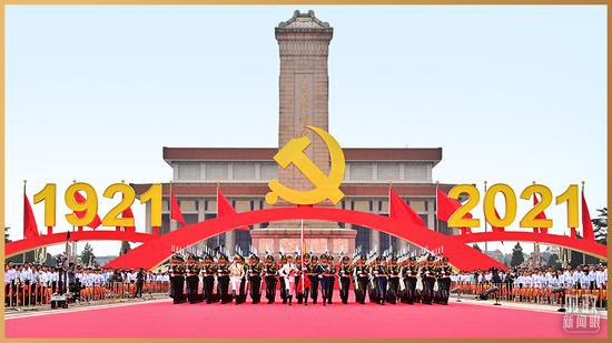  △国旗护卫队官兵护卫着五星红旗。（总台记者孙楠拍摄）