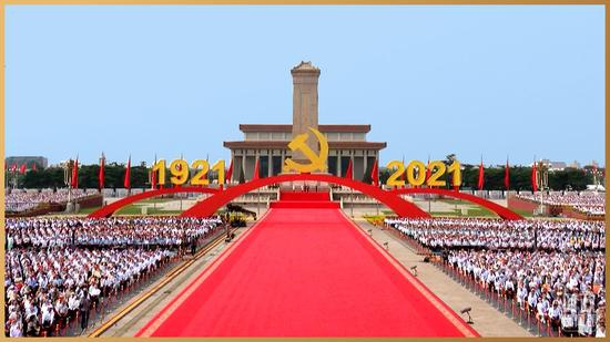 △天安门广场上的中国共产党党徽和“1921”“2021”字标