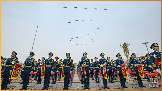  △29架直升机组成“100”字样掠过长空。（总台记者廖江衡拍摄）