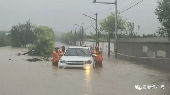 ▲7月18日，消防员穿着救生衣携带探路杆等装备，徒步到达车辆旁进行救援。消防供图