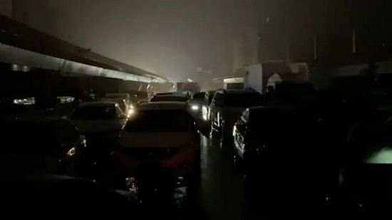 一位车主被困在高架桥上 受访者供图