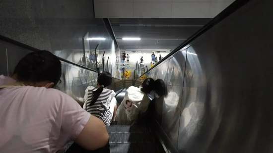 大家坐在电梯上休息受访者供图