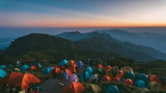 △过度的露营可能对武功山生态产生影响 / 视觉中国
