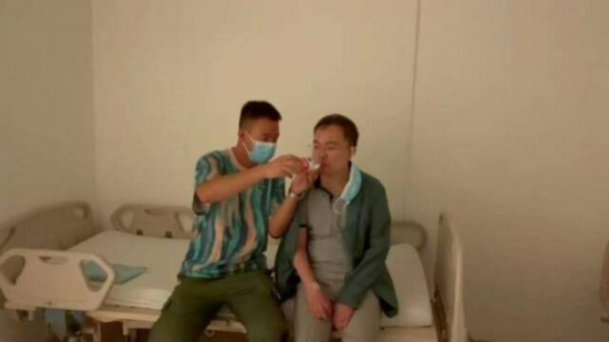 蔡磊在助理的帮助下喝水。 陈馨懿/摄