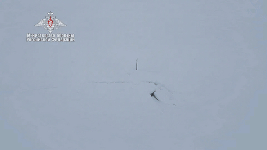 俄罗斯战略导弹核潜艇在北冰洋上浮出水面