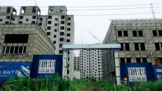  “怡景森林城”项目已烂尾七年。摄影/本刊记者 刘向南