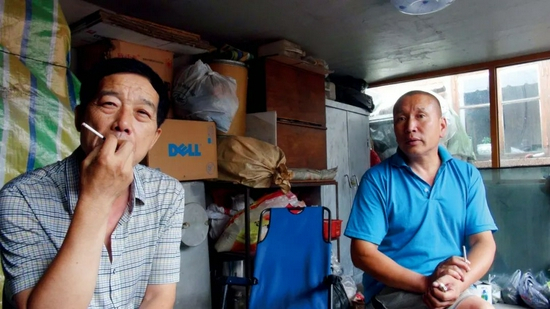  正在接受本刊采访的哈尔滨原种场职工。摄影/本刊记者 刘向南