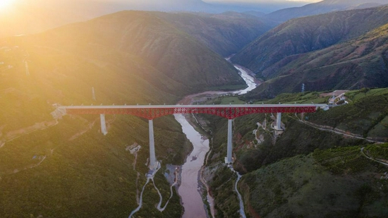 2021年9月27日拍摄的中老铁路元江双线特大桥。