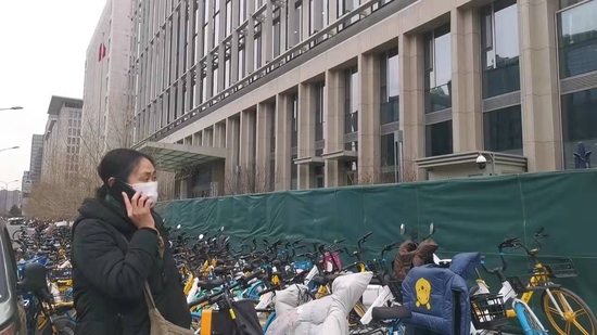 1月12日，江秋莲来到北京互联网法院与法官沟通案件情况。 澎湃新闻记者 戴越 图