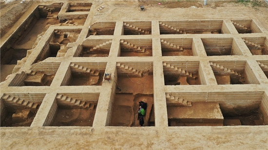 考古队员在河北雄安新区南阳遗址考古发掘现场工作（2021年3月19日摄，无人机照片）。新华社记者 牟宇 摄