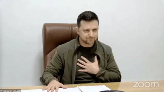 当地时间2022年3月4日，乌克兰基辅，乌克兰总统泽连斯基出席视频会议。（图源 | 视觉中国）