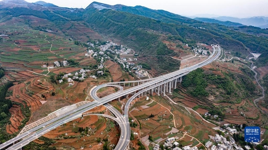 贵州赫（赫章）六（六盘水）高速公路汪家寨互通（4月21日摄，无人机照片）。新华社记者 陶亮 摄
