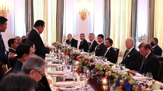 华盛顿当地时间5月12日，拜登在白宫举行晚宴，图为柬埔寨首相洪森站起发言 &nbsp;图：柬埔寨《亚太时报》