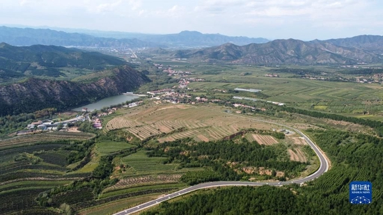 这是2021年8月30日拍摄的内蒙古赤峰市喀喇沁旗马鞍山村风光（无人机照片）。新华社记者 贝赫 摄