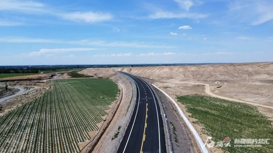 6月30日，昌吉回族自治州西部南山伴行公路（二期）建成通车。王兵摄